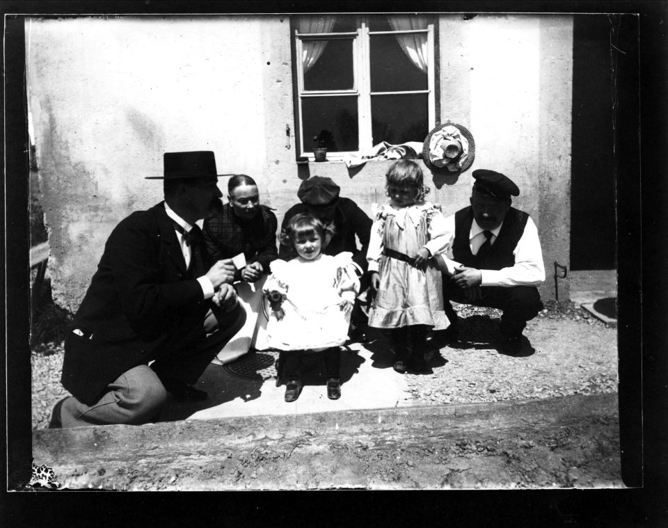 ArCJ - Famille - 137 J 1672 a