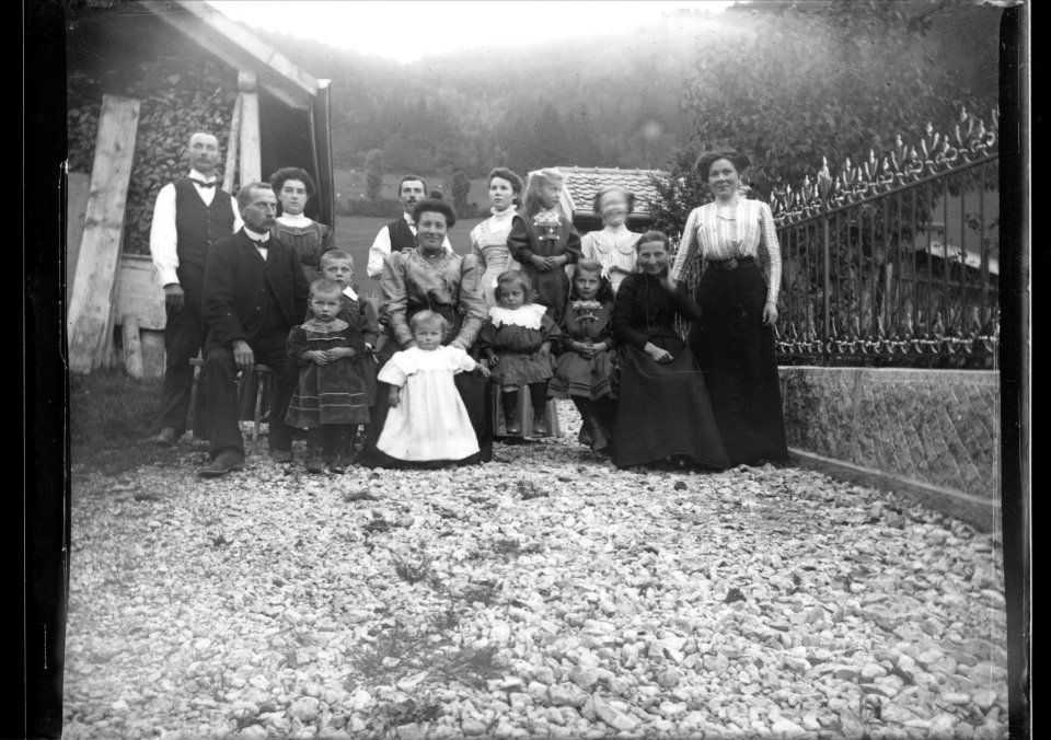 ArCJ - Famille - 137 J 2454 a