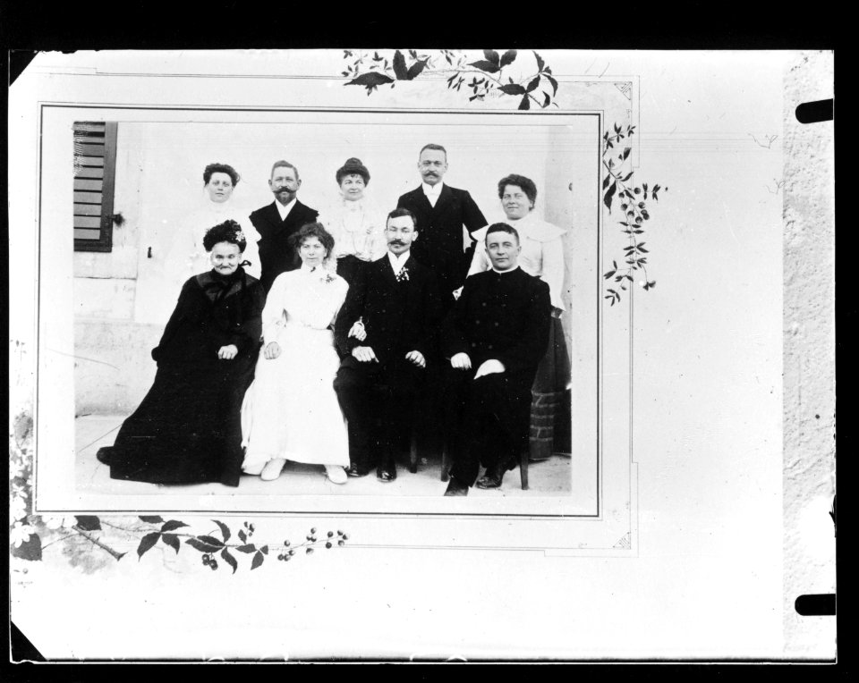 ArCJ - Famille - 137 J 2153 a