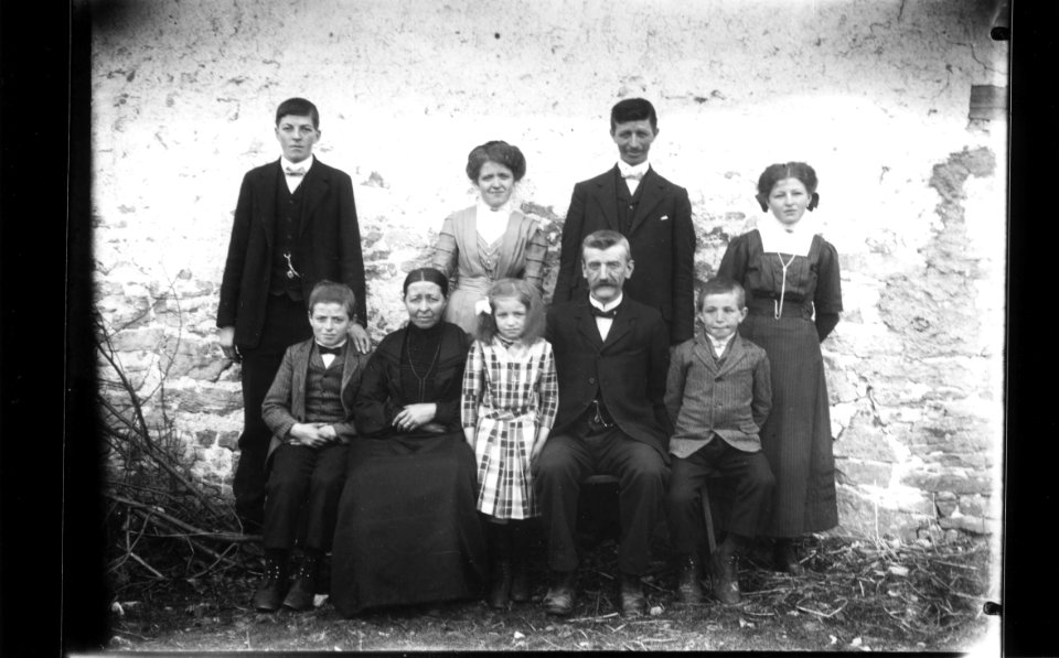 ArCJ - Famille - 137 J 246 b