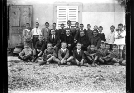ArCJ - Groupe - 137 J 2630 a