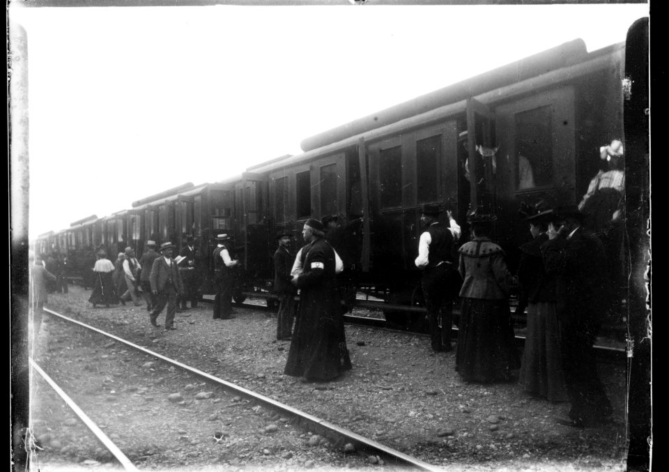 ArCJ - Groupe montant dans le train pour Lourdes (brassards) - 137 J 2520 a