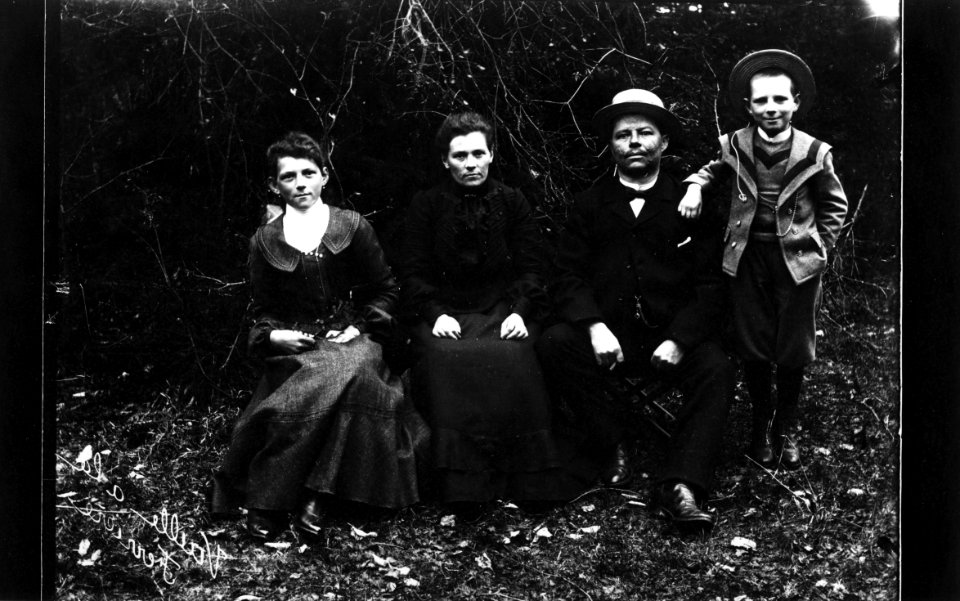 ArCJ - La Ferrière, Famille - 137 J 430 b