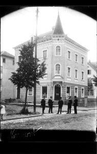ArCJ - Le Noirmont, Caisse d'épargne, avec groupe d'hommes - 137 J 9 b