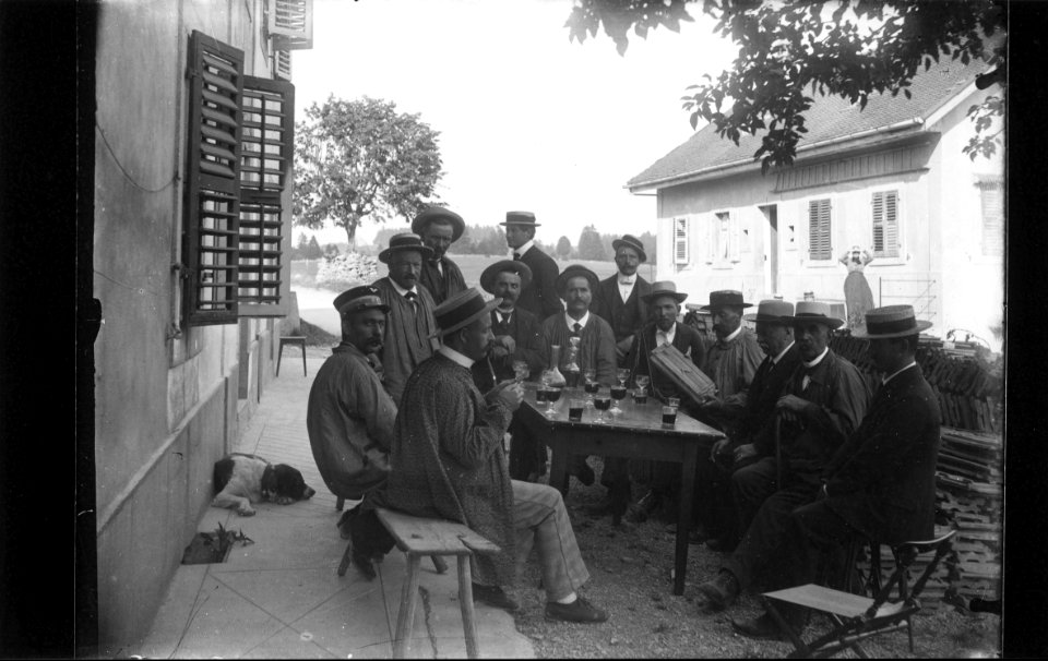 ArCJ - Hommes buvant un verre - 137 J 21 b