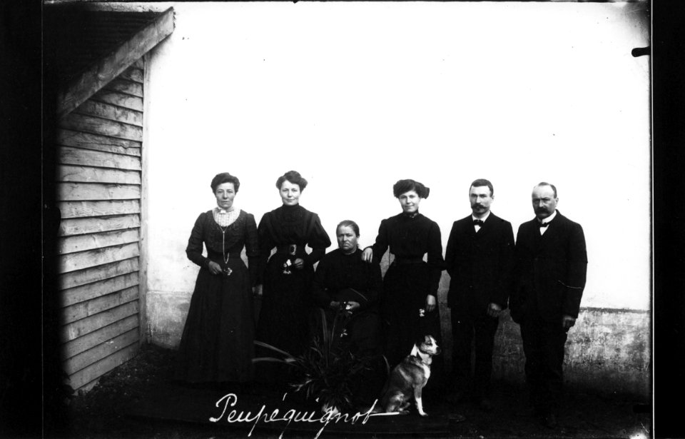 ArCJ - Le Noirmont, Le Peu Péquignot, Groupe - 137 J 44 b