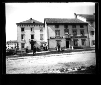 ArCJ - Le Noirmont, Une maison et le dépôt Emile Zuretti - 137 J 644 a
