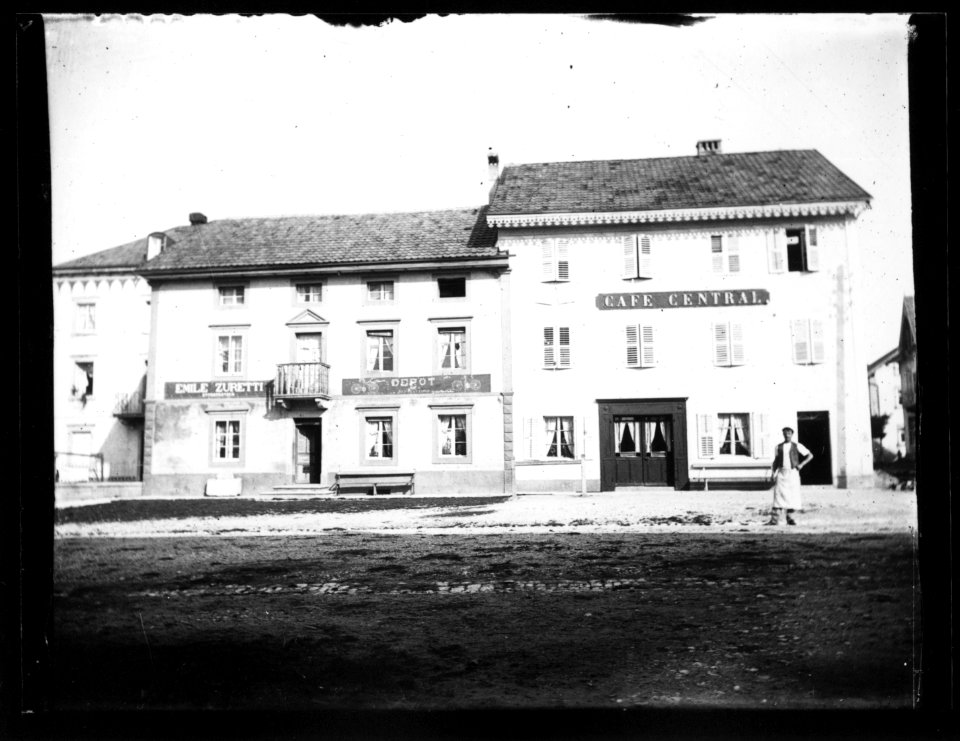ArCJ - Le Noirmont, Café Central et Dépôt Emile Zuretti - 137 J 595 a