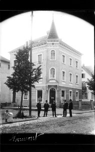 ArCJ - Le Noirmont, Caisse d'épargne, avec groupe d'hommes - 137 J 8 b