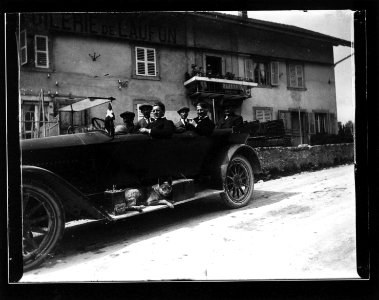 ArCJ - Les Bois, Automobile- hommes d'affaires devant le dépôt de la Tuilerie de Laufon - 137 J 1704 a