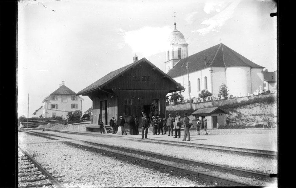 ArCJ - Les Bois, Eglise et une maison - 137 J 196 b