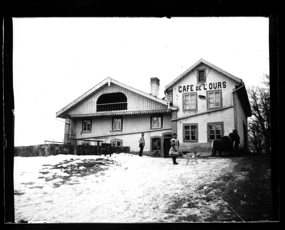 ArCJ - Les Bois, Café de l'Ours, et maison voisine - 137 J 585 a