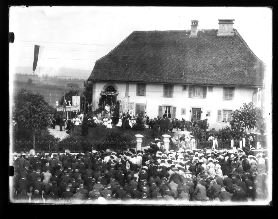 ArCJ - Les Bois, devant la cure, Cérémonie - 137 J 1871 c
