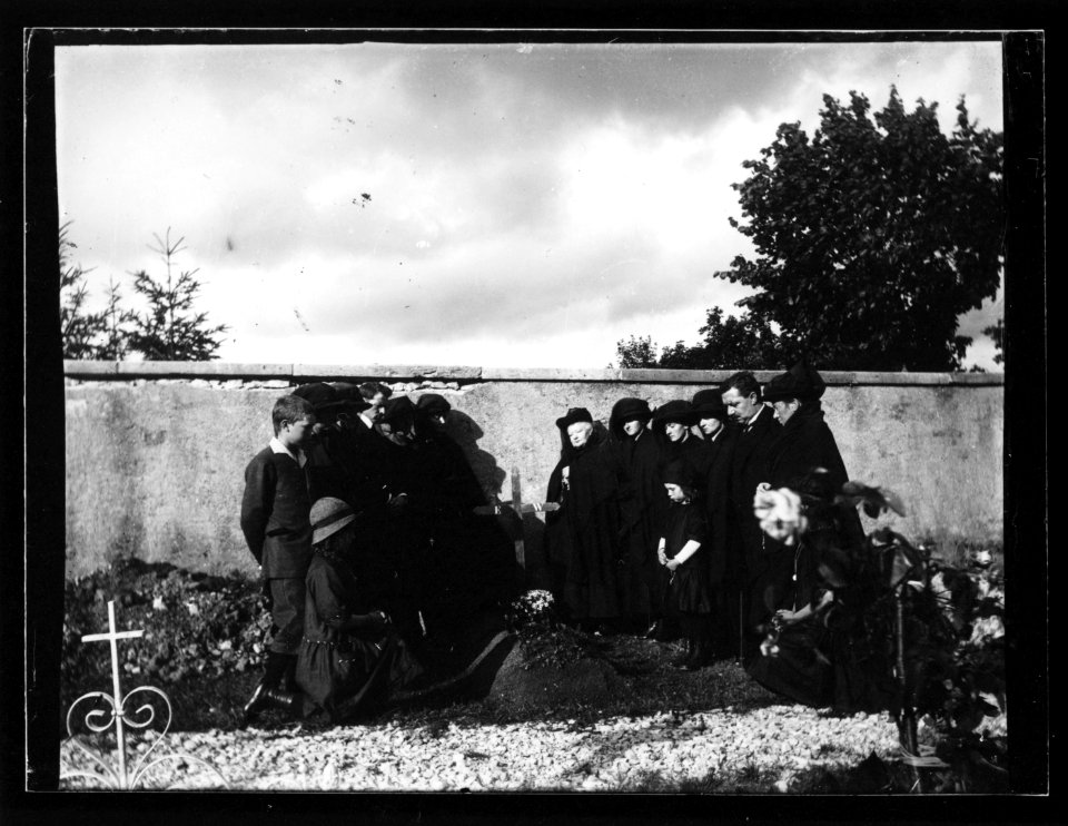 ArCJ - Les Bois, cimetière, Famille - 137 J 1678 a