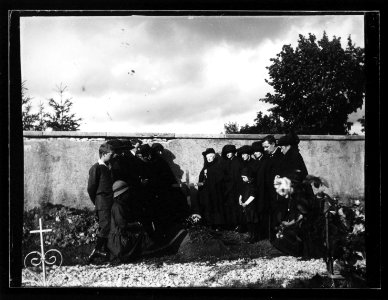 ArCJ - Les Bois, cimetière, Famille - 137 J 1678 a