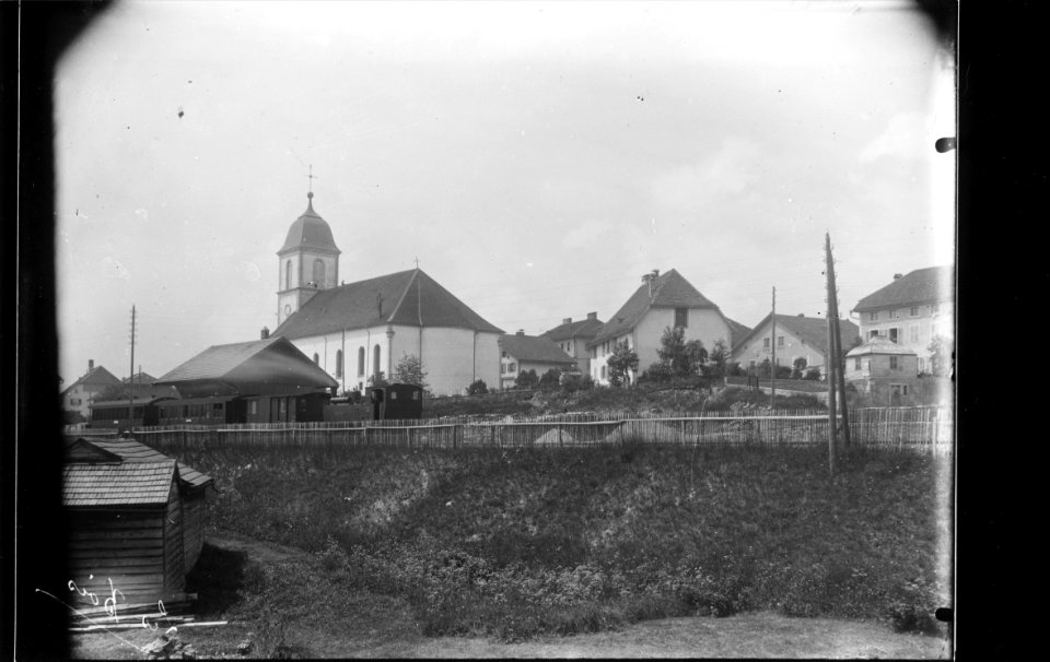 ArCJ - Les Bois, Eglise et quelques maisons - 137 J 198 b