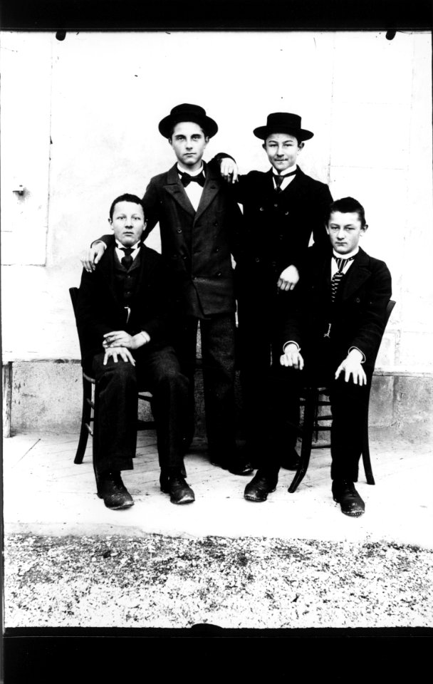 ArCJ - Les Bois, Groupe - 137 J 1231 b