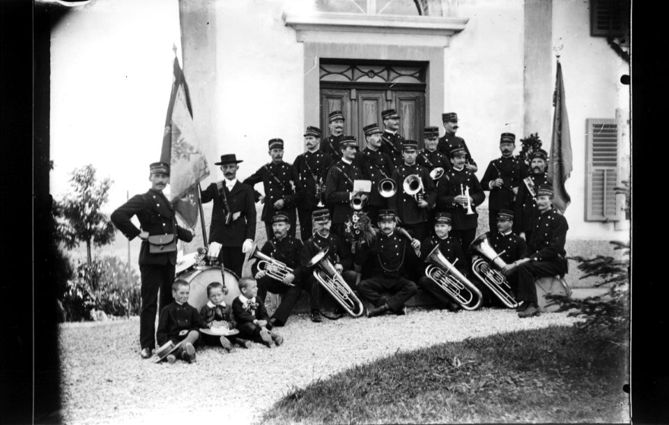 ArCJ - Les Bois, Groupe - 137 J 1291 b
