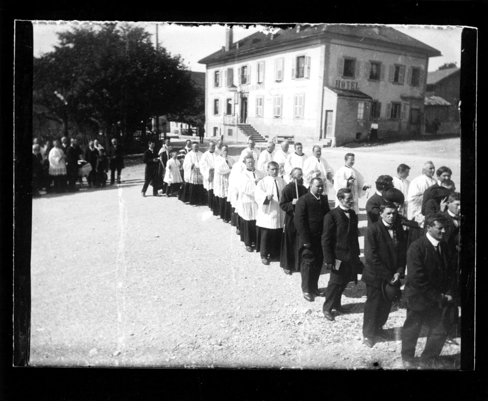 ArCJ - Les Bois, devant La Couronne, Procession - 137 J 837 a