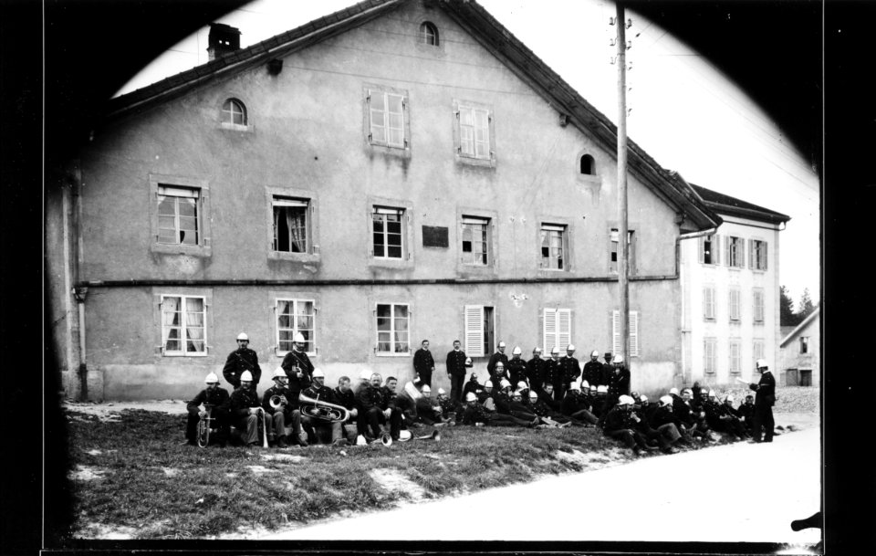 ArCJ - Les Bois, Groupe - 137 J 1587 b