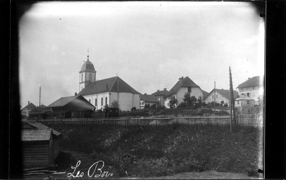 ArCJ - Les Bois, Eglise et quelques maisons - 137 J 193 b