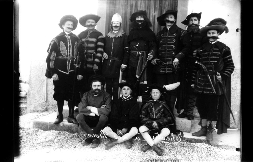 ArCJ - Les Bois, Groupe - 137 J 1797 b