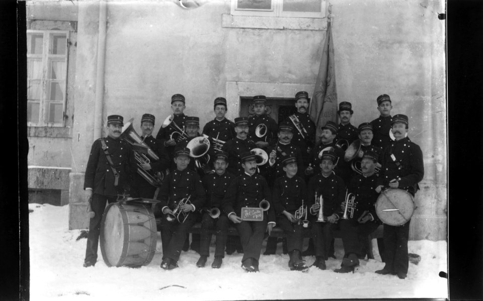 ArCJ - Les Bois, Groupe - 137 J 1289 b