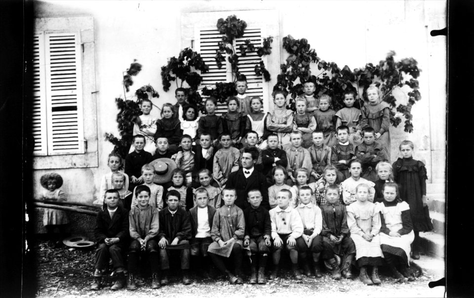 ArCJ - Les Bois, Groupe - 137 J 1305 b