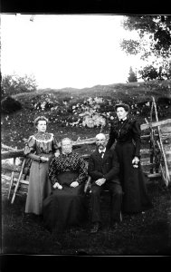 ArCJ - Les Bois, Famille - 137 J 1297 b
