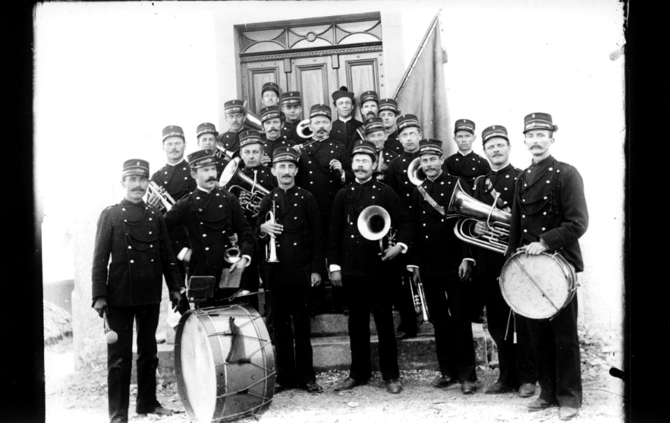 ArCJ - Les Bois, Groupe - 137 J 1290 b
