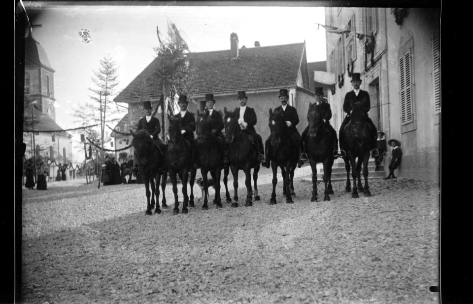 ArCJ - Les Bois, Groupe - 137 J 175 b