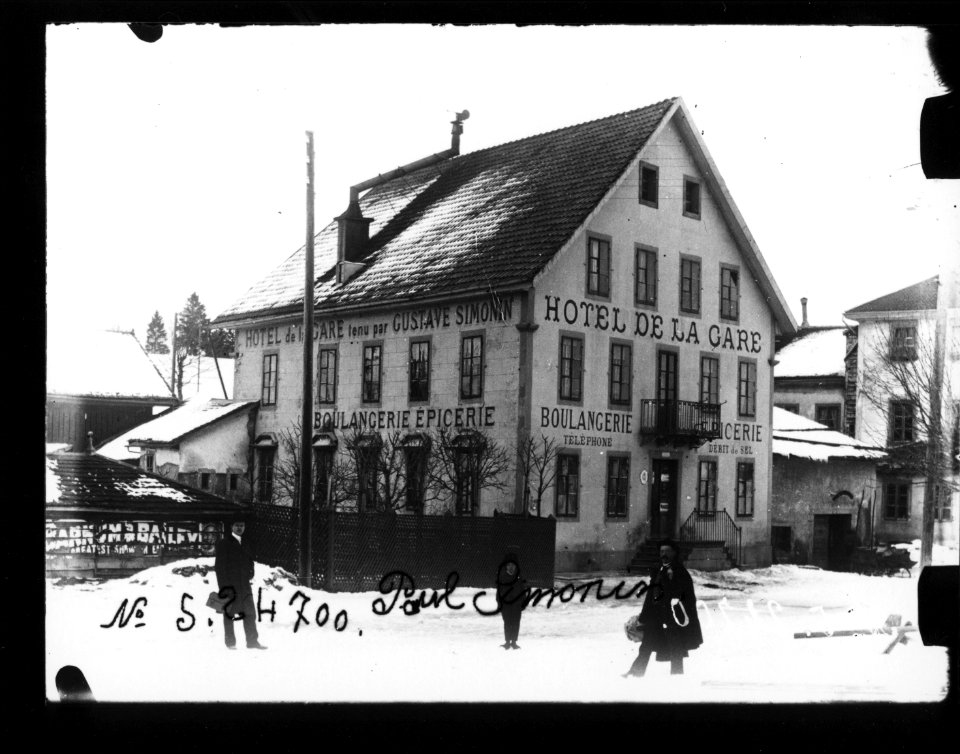 ArCJ - Les Bois, Hôtel de la Gare, boulangerie, épicerie - 137 J 2419 a