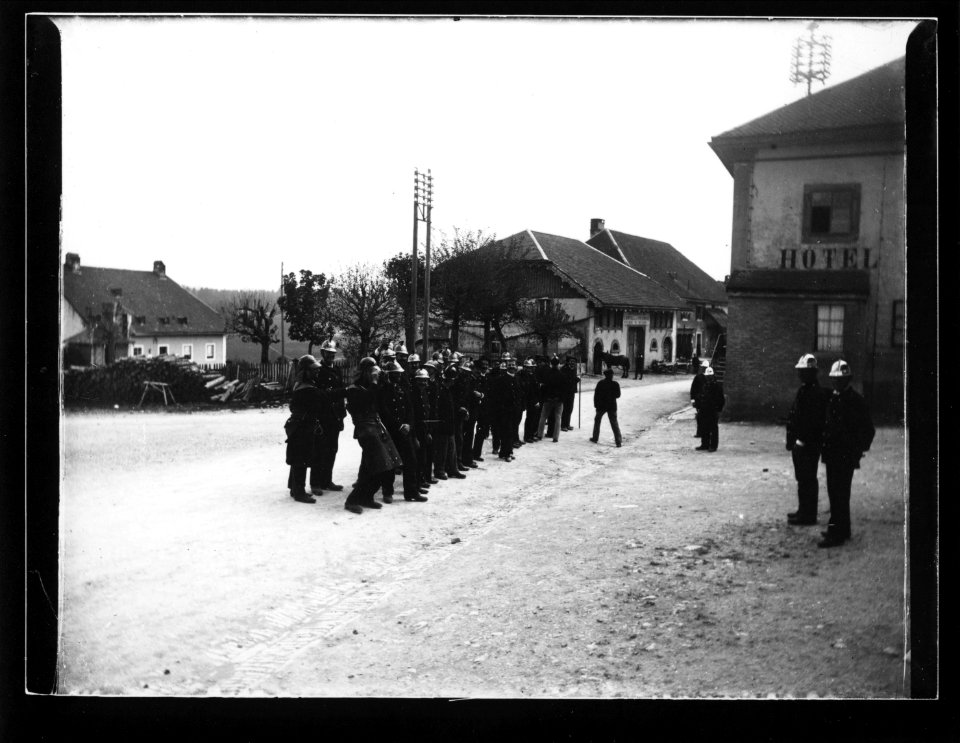 ArCJ - Les Bois, Groupe - 137 J 2251 a