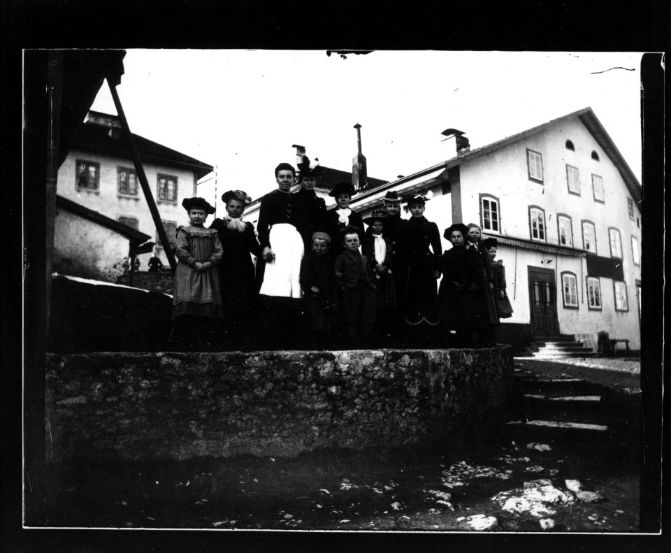 ArCJ - Les Bois, Groupe - 137 J 1392 a