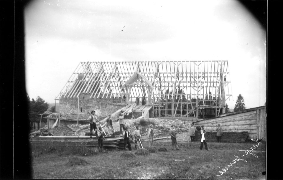 ArCJ - Les Bois, La Large Journée, Ferme en construction - 137 J 216 b