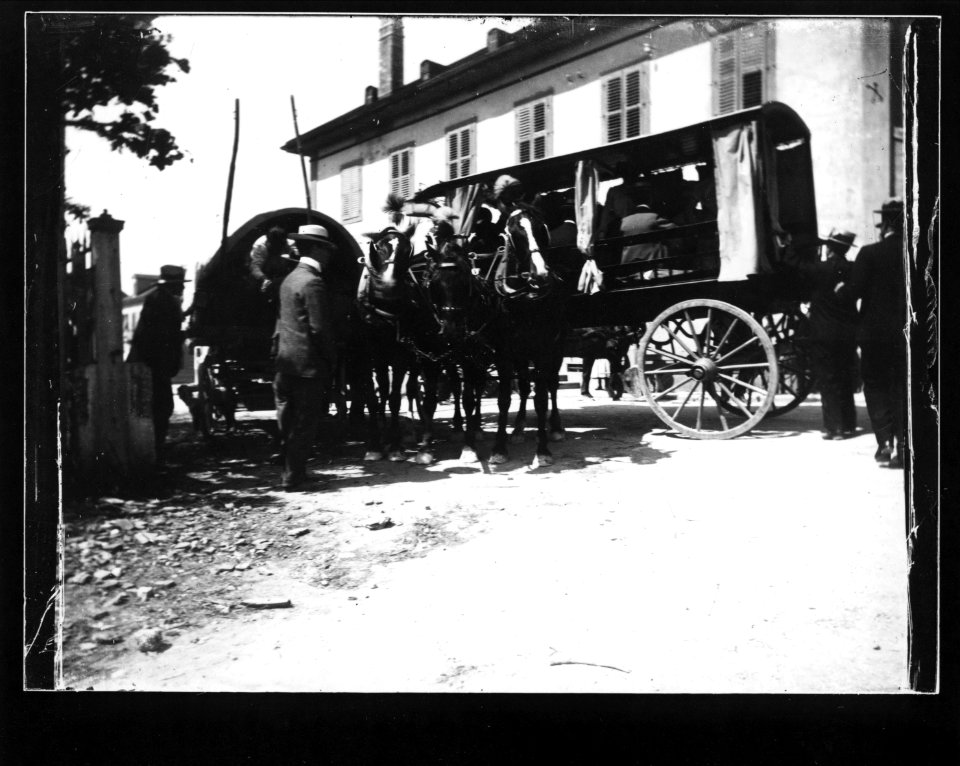ArCJ - Les Bois, Hôtel de la Couronne, diligence, poste - 137 J 2045 a