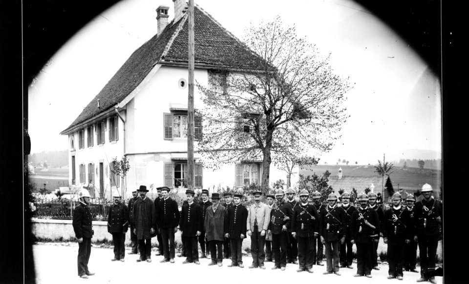 ArCJ - Les Bois, Groupe - 137 J 1588 b
