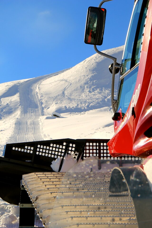 Snow groomer pistenbully runway