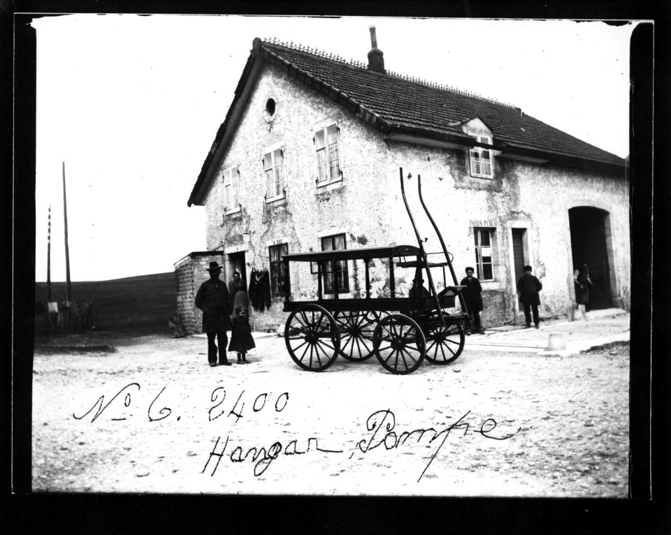 ArCJ - Les Bois, Hangar pompe, char de pompe - 137 J 2382 a
