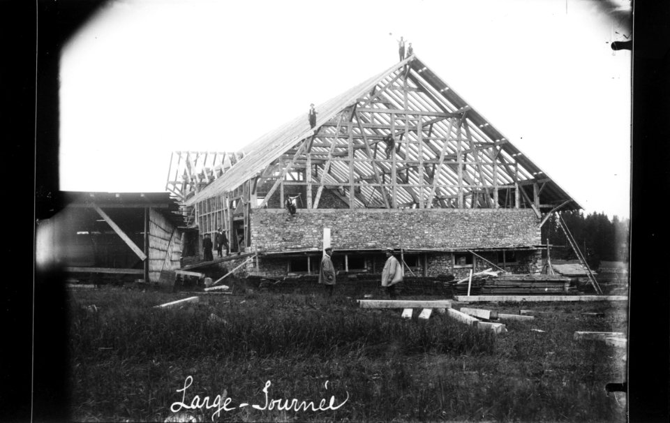 ArCJ - Les Bois, La Large Journée, Ferme en construction - 137 J 203 b