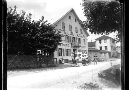 ArCJ - Les Bois, Hôtel de la Gare, boulangerie, épicerie - 137 J 2706 a