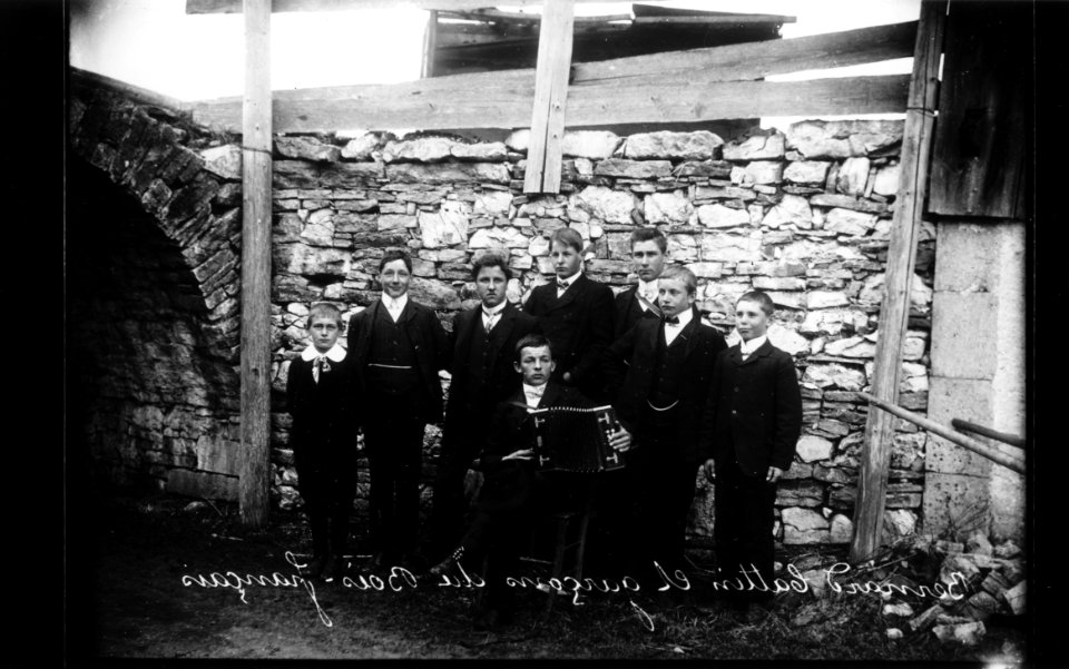 ArCJ - Les Bois, Le Bois Français, Famille - 137 J 479 b