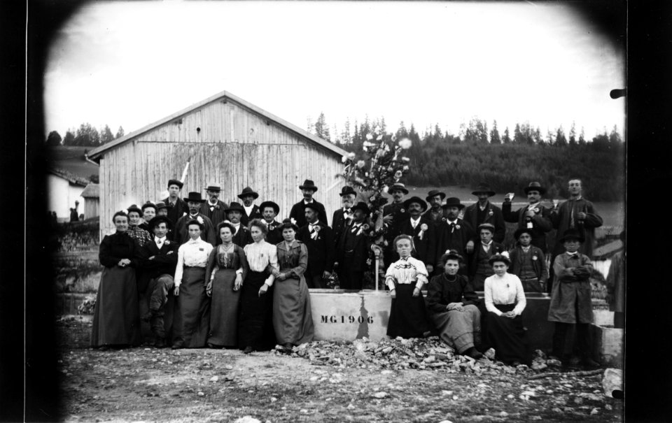 ArCJ - Les Bois, Le Cerneux Godat, Groupe - 137 J 274 b