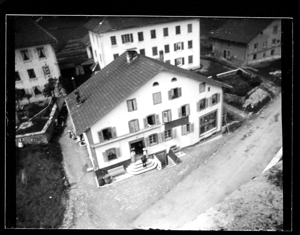 ArCJ - Les Bois, Maison Willemin, vue du clocher - 137 J 1544 a