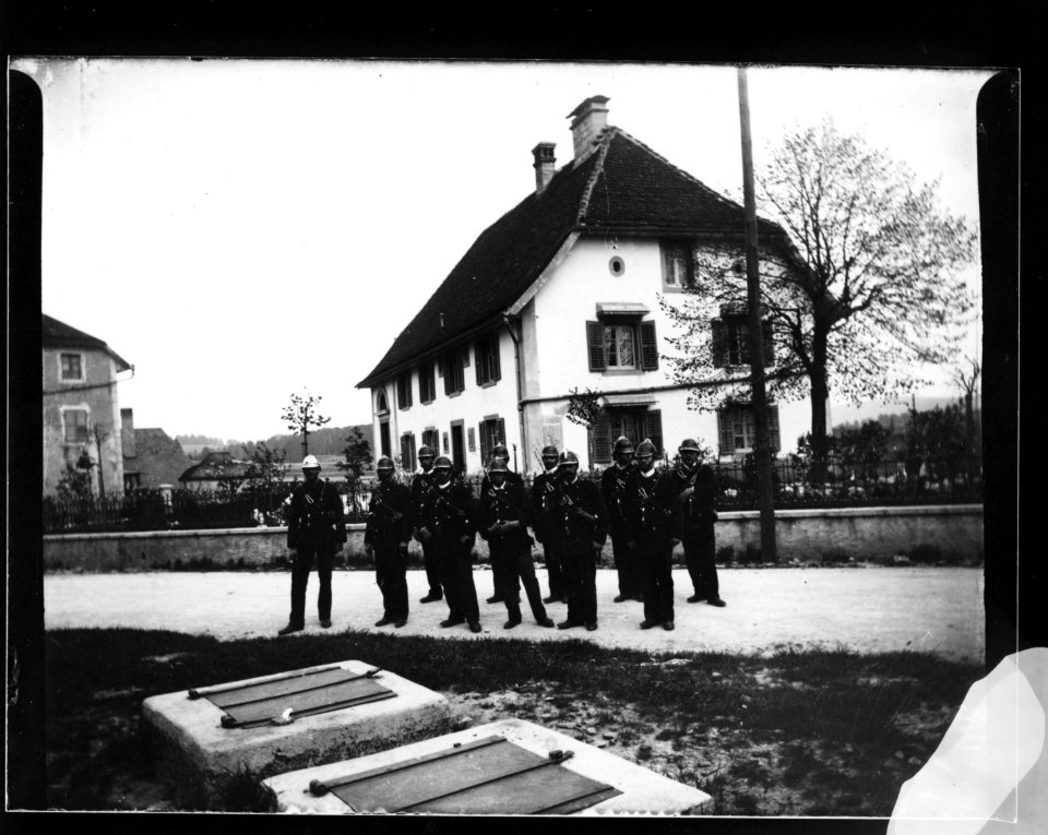ArCJ - Les Bois, Sous les Rangs, Groupe - 137 J 2256 a
