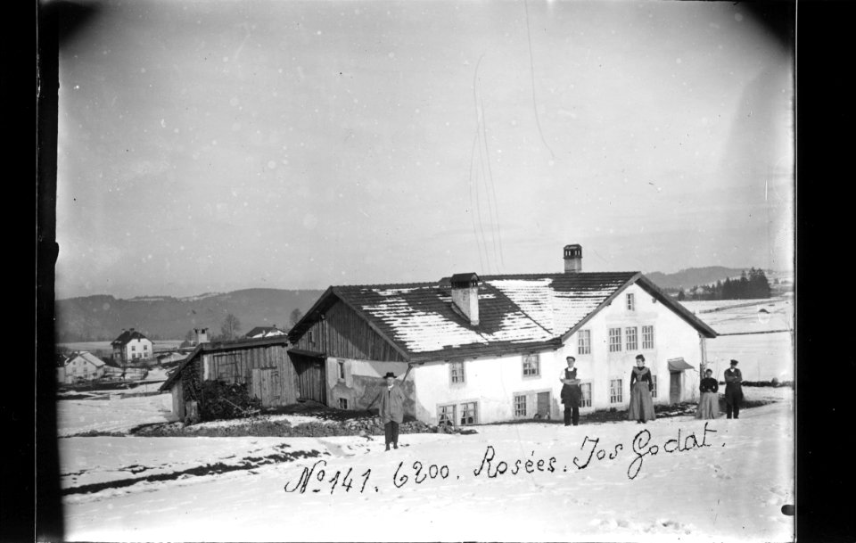 ArCJ - Les Bois, Les Rosées, Trois maisons - 137 J 1280 b