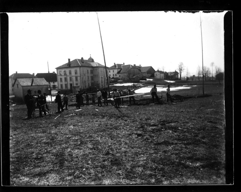ArCJ - Les Bois, Piquetage d'une future maison derrière l'école - 137 J 2252 a