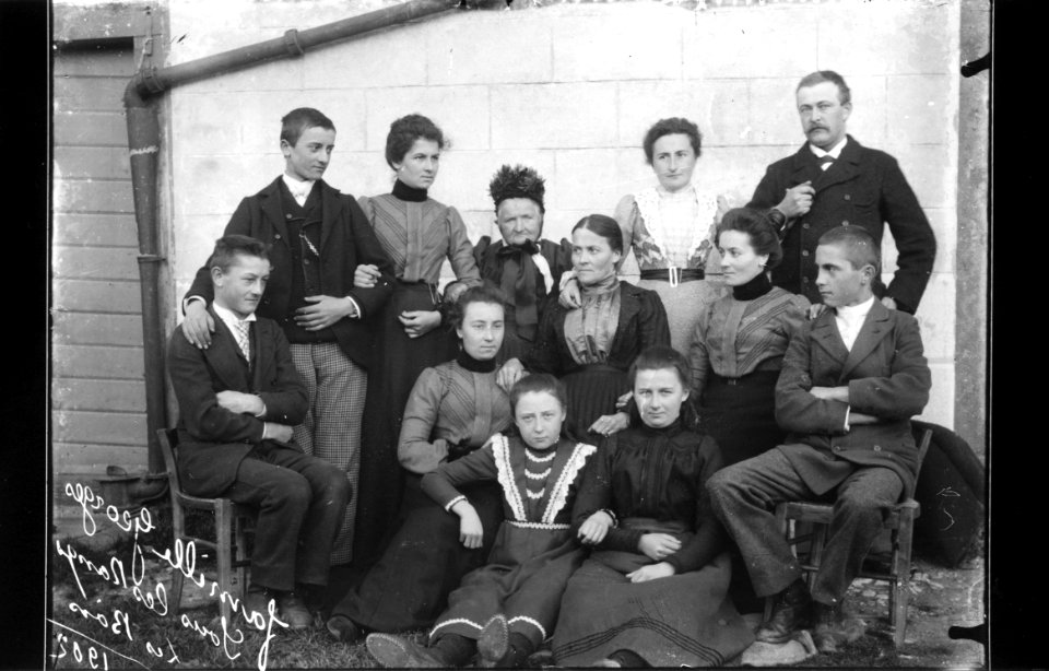 ArCJ - Les Bois, Sous les Rangs, Famille - 137 J 1795 b