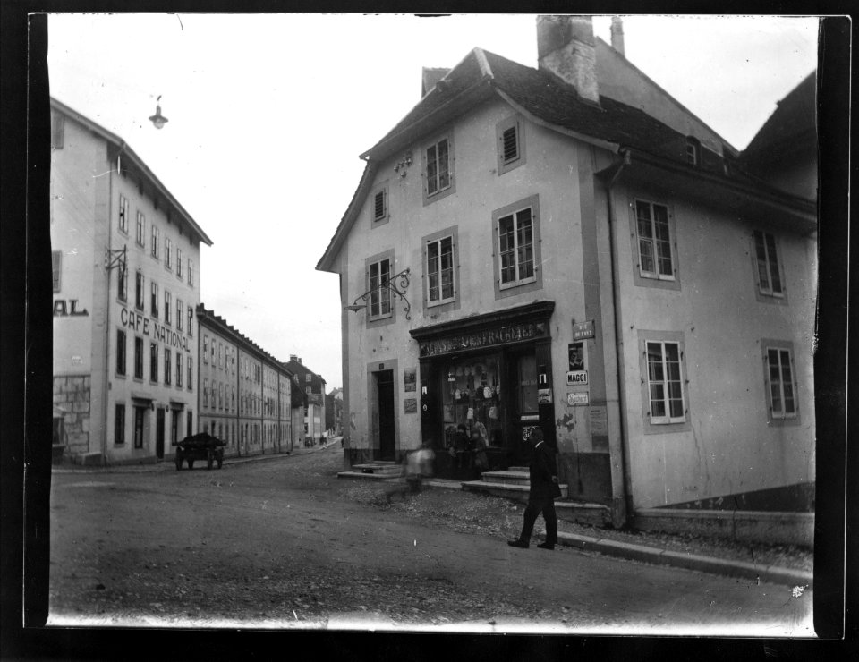ArCJ - Magasin consommation F. Racheter, rue du Pont, vis à vis du Café national - 137 J 2316 a