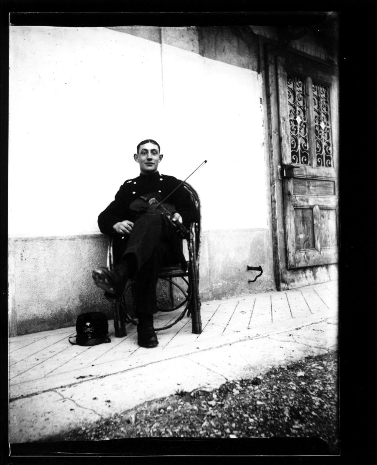 ArCJ - Militaire, violon en main - 137 J 1052 a